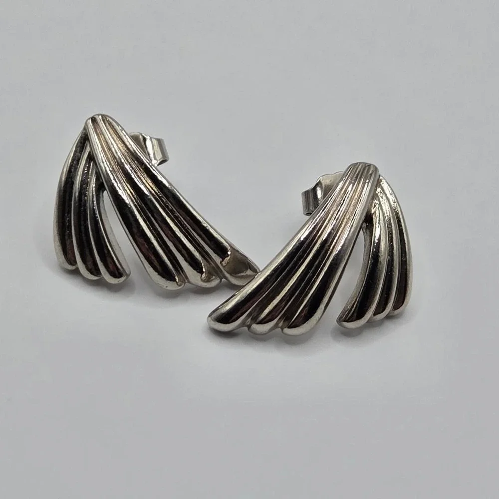 Avon Earrings Women OS Silver Good 1988 Tailored Elegance Ribbed Fan Pierced